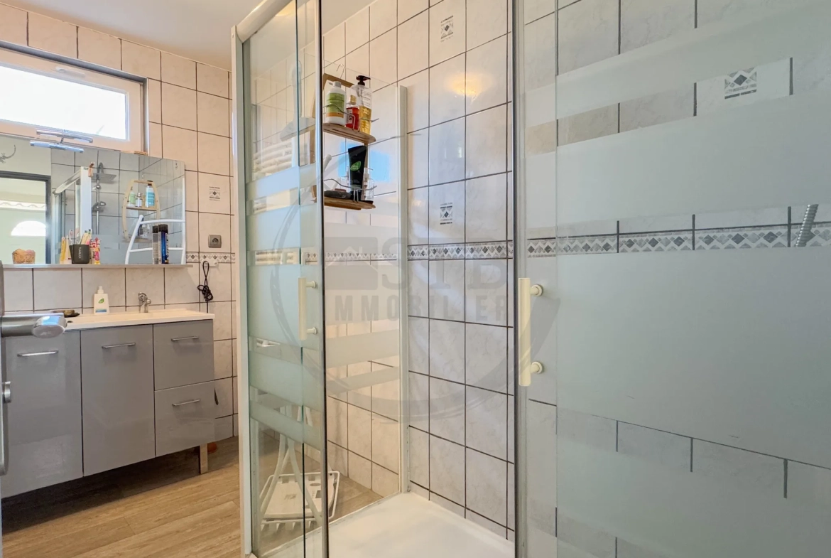 Maison de plain-pied rénovée de 97 m² avec garage et terrasses à Saint-Georges-Les-Bains 