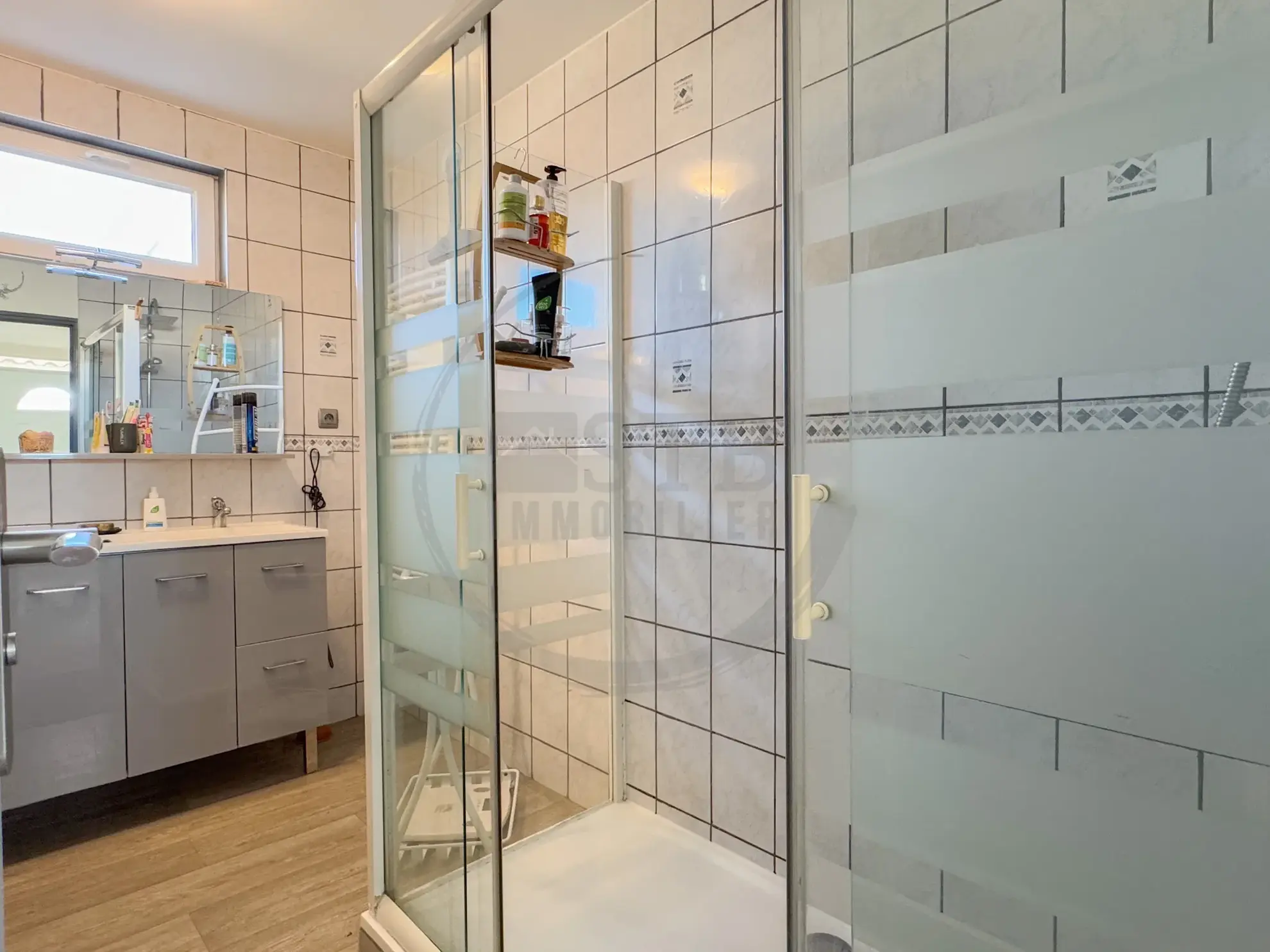 Maison de plain-pied rénovée de 97 m² avec garage et terrasses à Saint-Georges-Les-Bains 