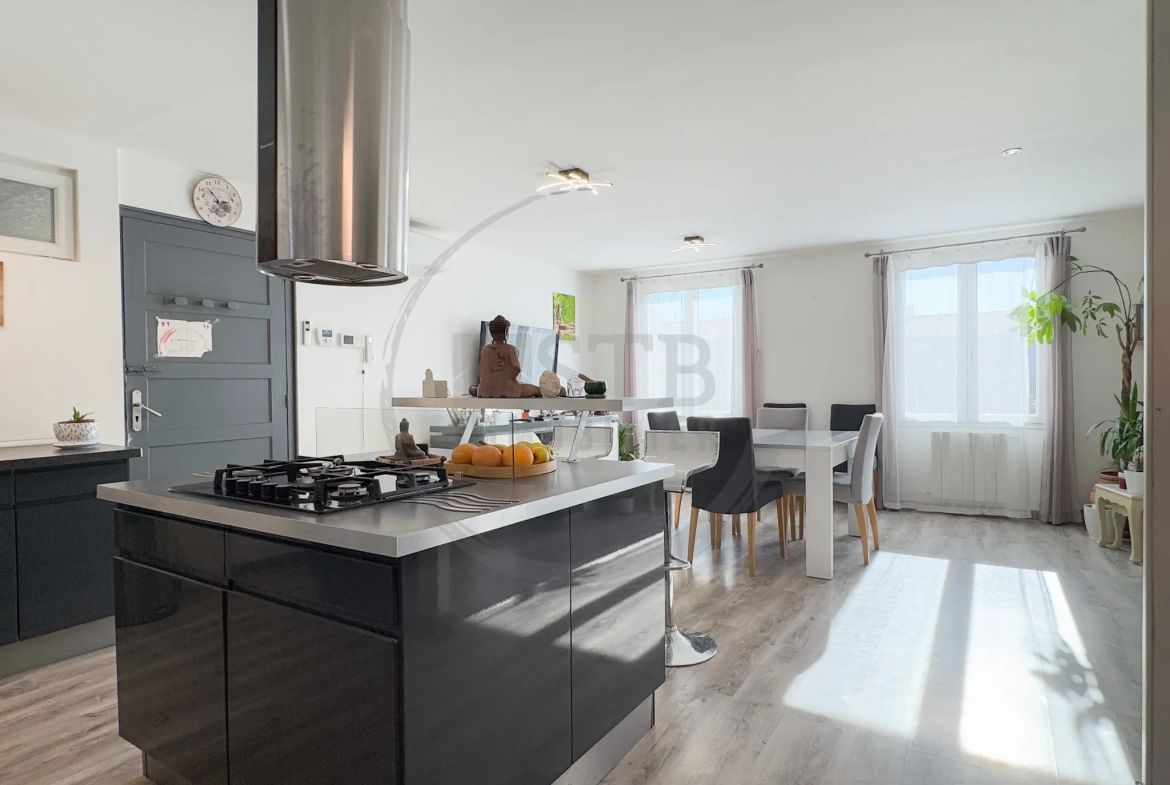 Maison de plain-pied rénovée de 97 m² avec garage et terrasses à Saint-Georges-Les-Bains 