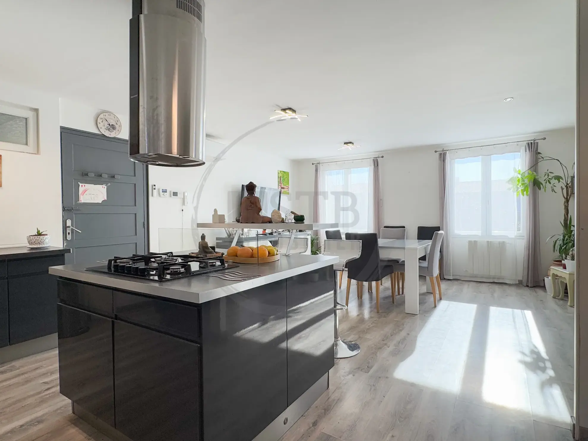 Maison de plain-pied rénovée de 97 m² avec garage et terrasses à Saint-Georges-Les-Bains 