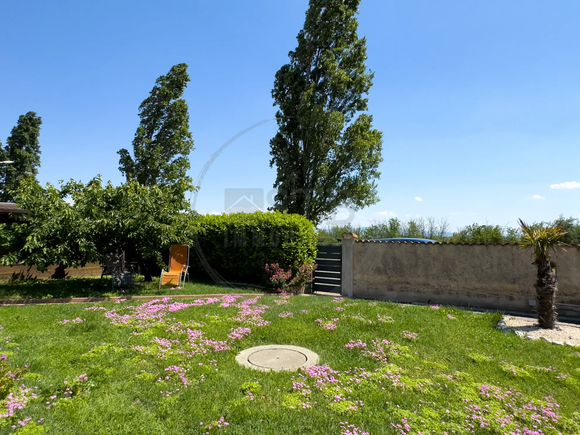 Maison de plain-pied rénovée de 97 m² avec garage et terrasses à Saint-Georges-Les-Bains 
