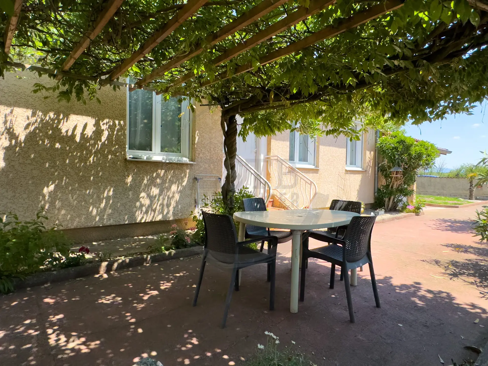 Maison de plain-pied rénovée de 97 m² avec garage et terrasses à Saint-Georges-Les-Bains 