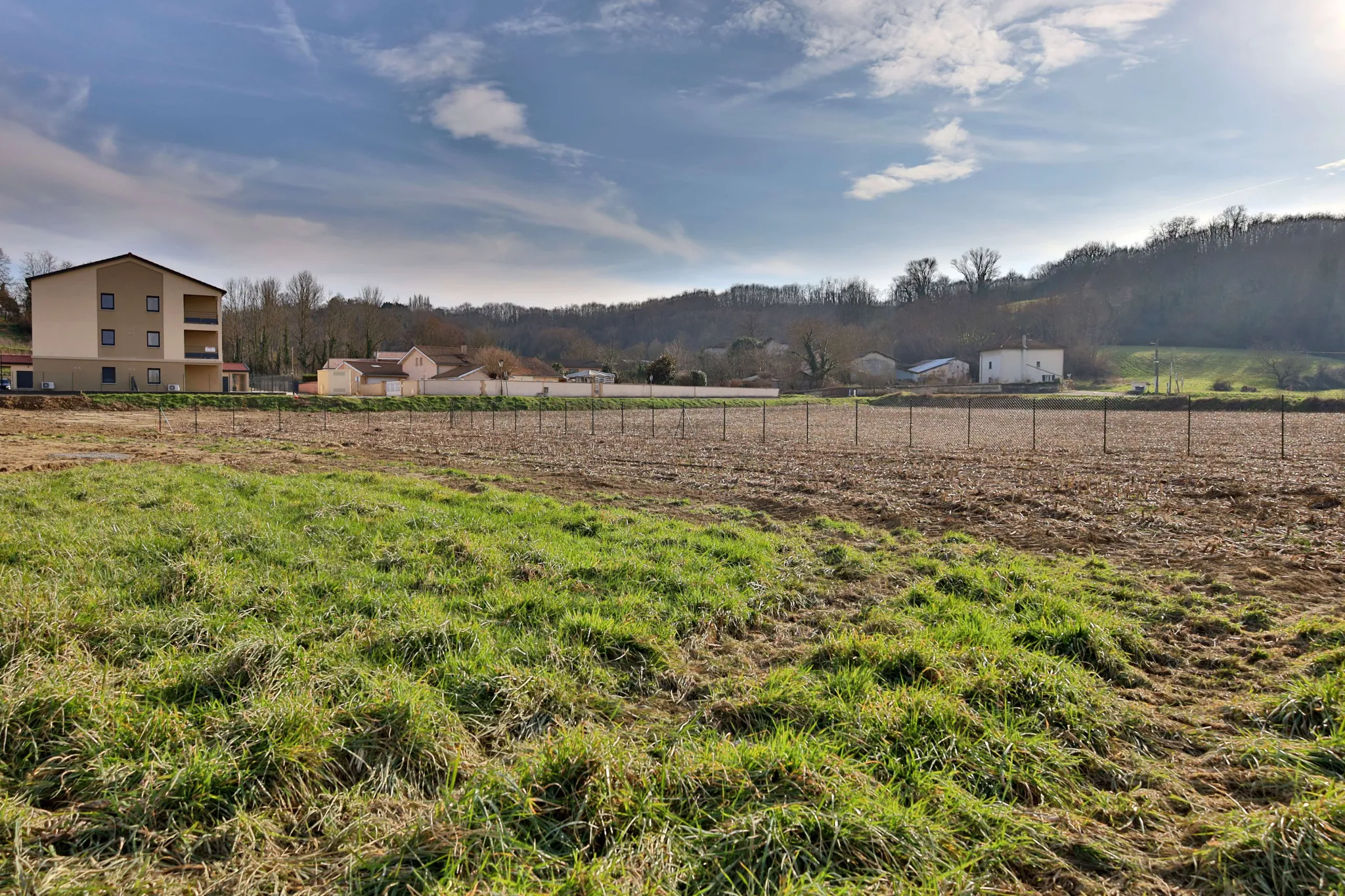 Terrain constructible de 1300 m² à Septème, viabilisé et plat 