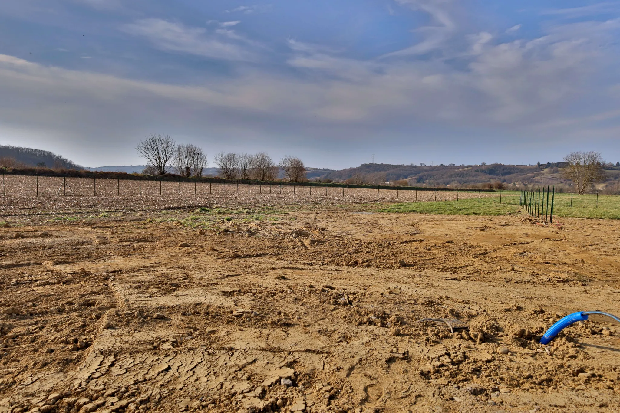 Terrain constructible de 1300 m² à Septème, viabilisé et plat 