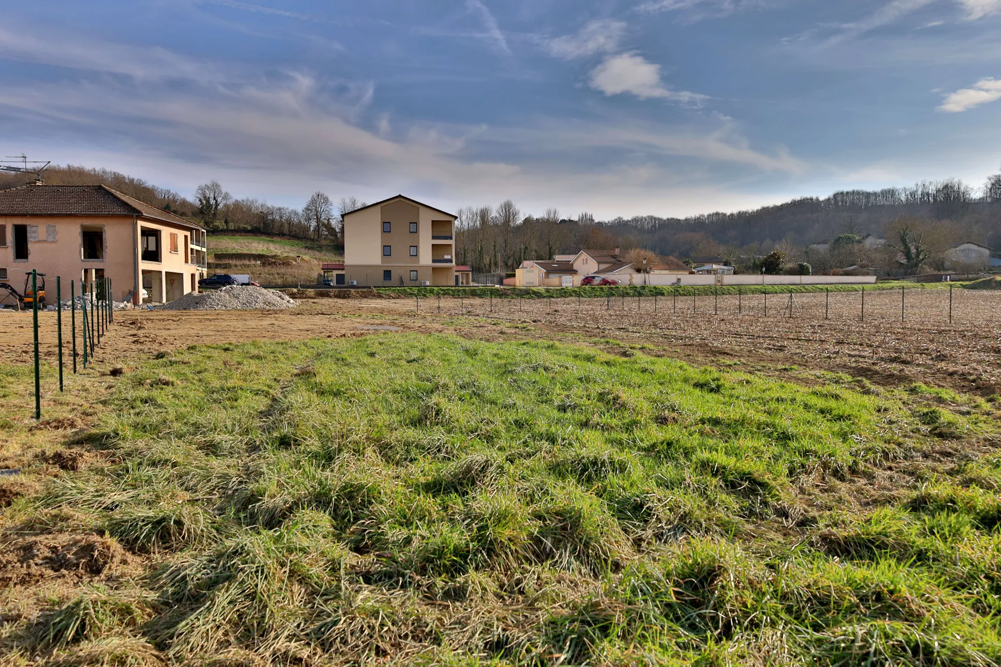 Terrain constructible de 1300 m² à Septème, viabilisé et plat 