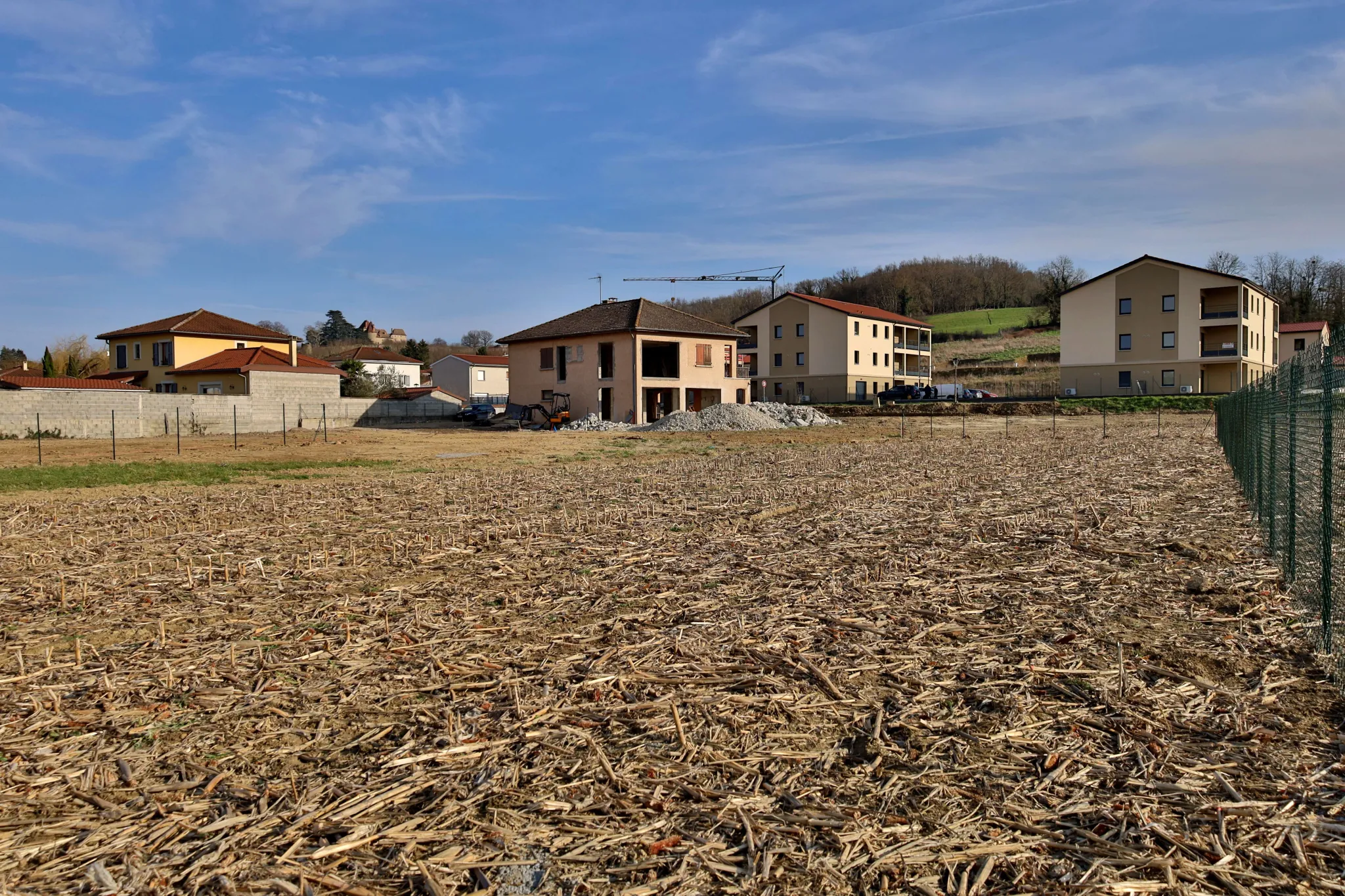 Terrain constructible de 1300 m² à Septème, viabilisé et plat 