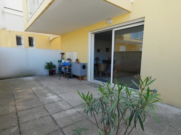 Bel appartement en rez-de-chaussée avec grande terrasse et parking souterrain à Lezignan-Corbieres