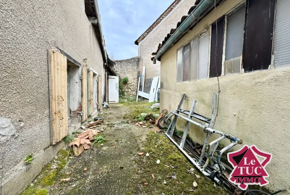 Maison en pierre à rénover avec cour et atelier à Penne d'Agenais 