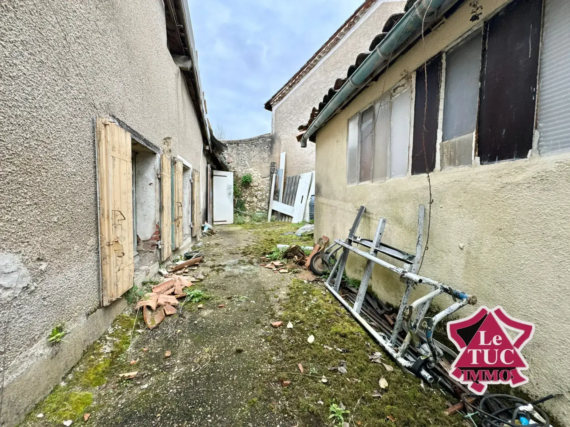 Maison en pierre à rénover avec cour et atelier à Penne d'Agenais 
