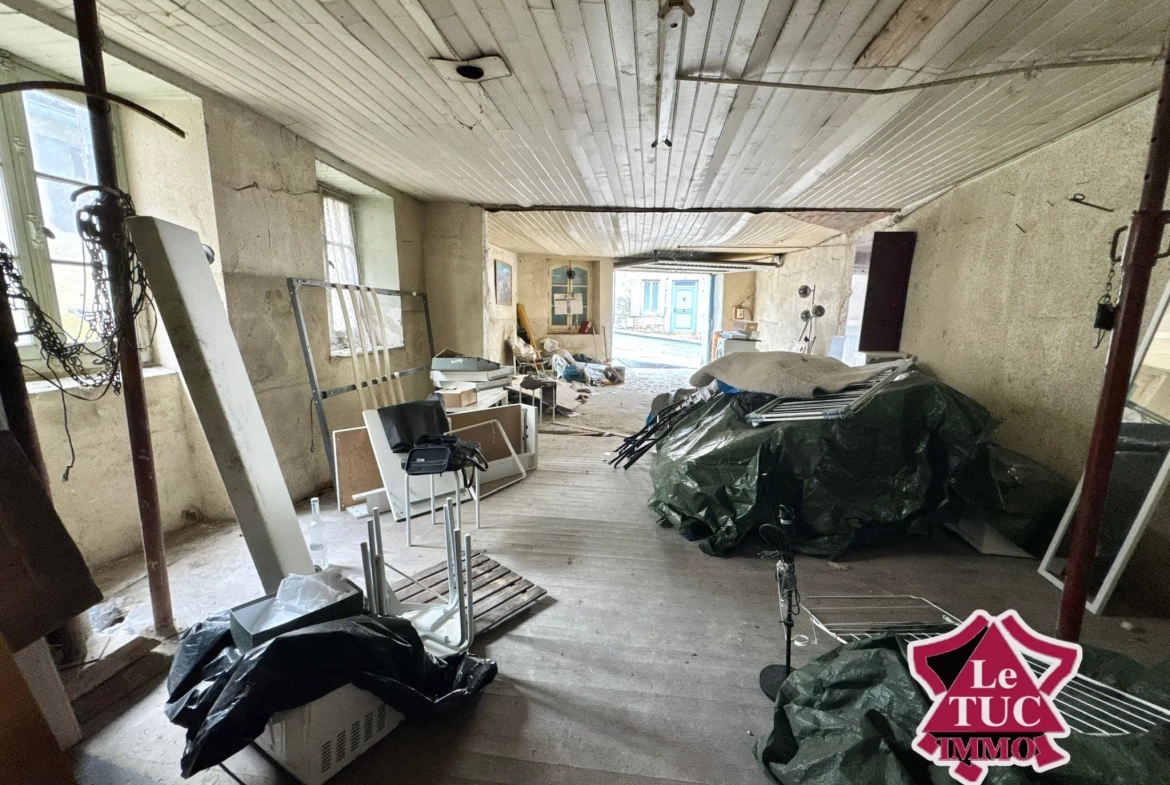 Maison en pierre à rénover avec cour et atelier à Penne d'Agenais 