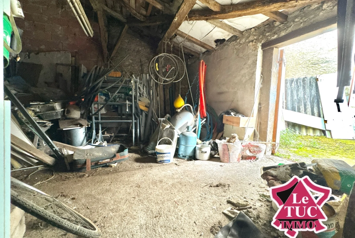 Maison en pierre à rénover avec cour et atelier à Penne d'Agenais 