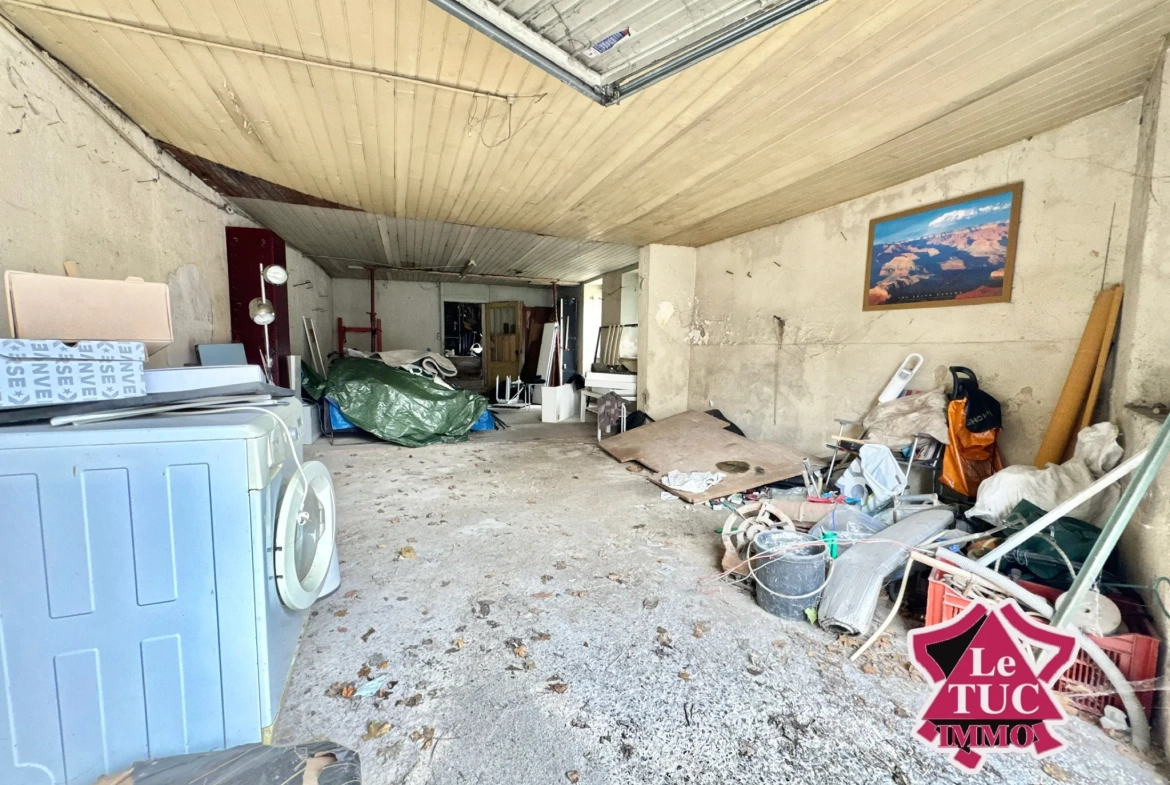 Maison en pierre à rénover avec cour et atelier à Penne d'Agenais 