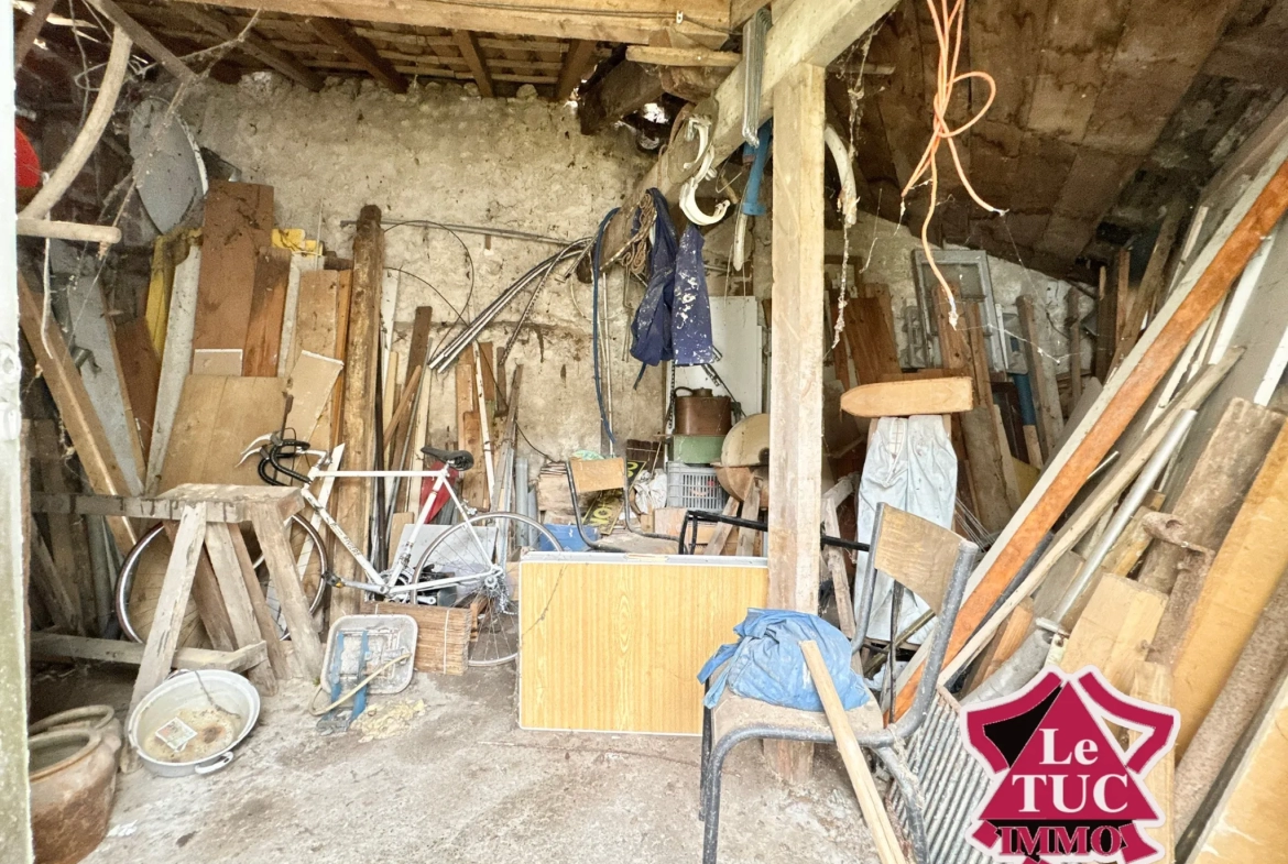 Maison en pierre à rénover avec cour et atelier à Penne d'Agenais 