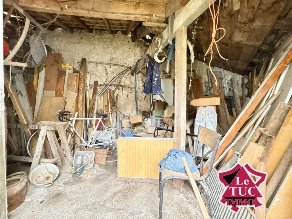 Maison en pierre à rénover avec cour et atelier à Penne d'Agenais 