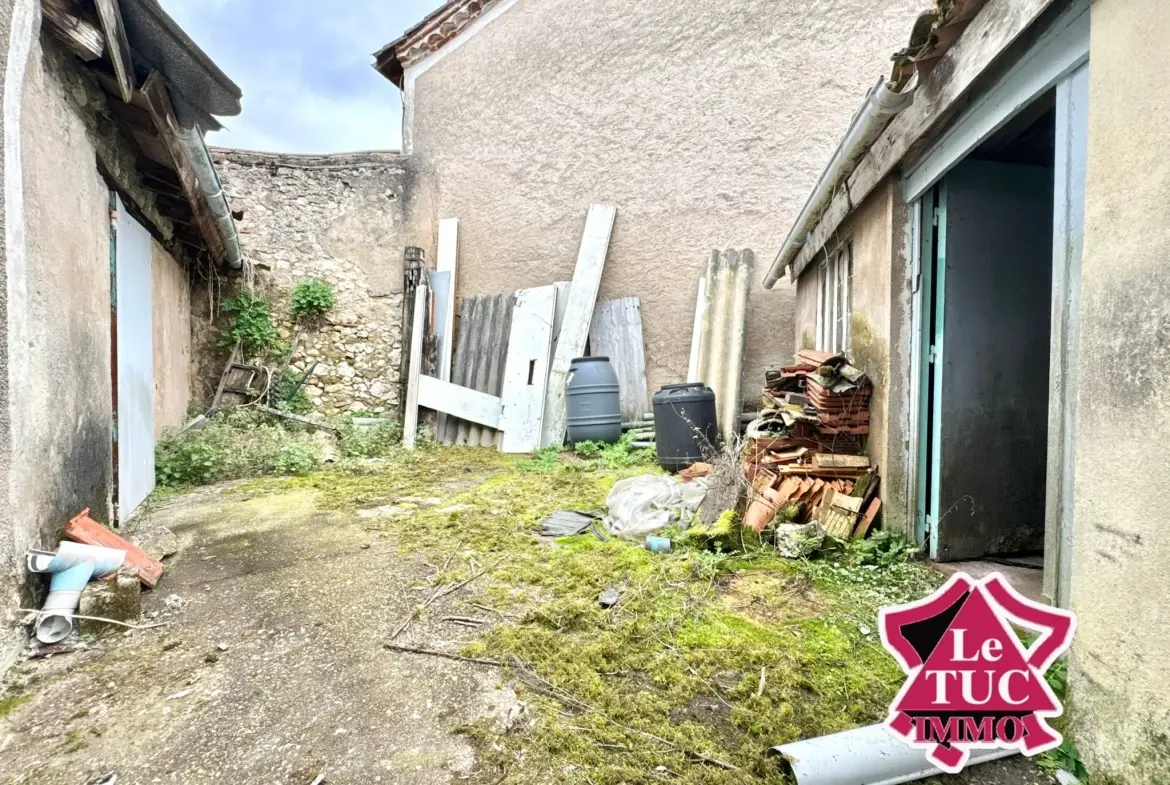 Maison en pierre à rénover avec cour et atelier à Penne d'Agenais 