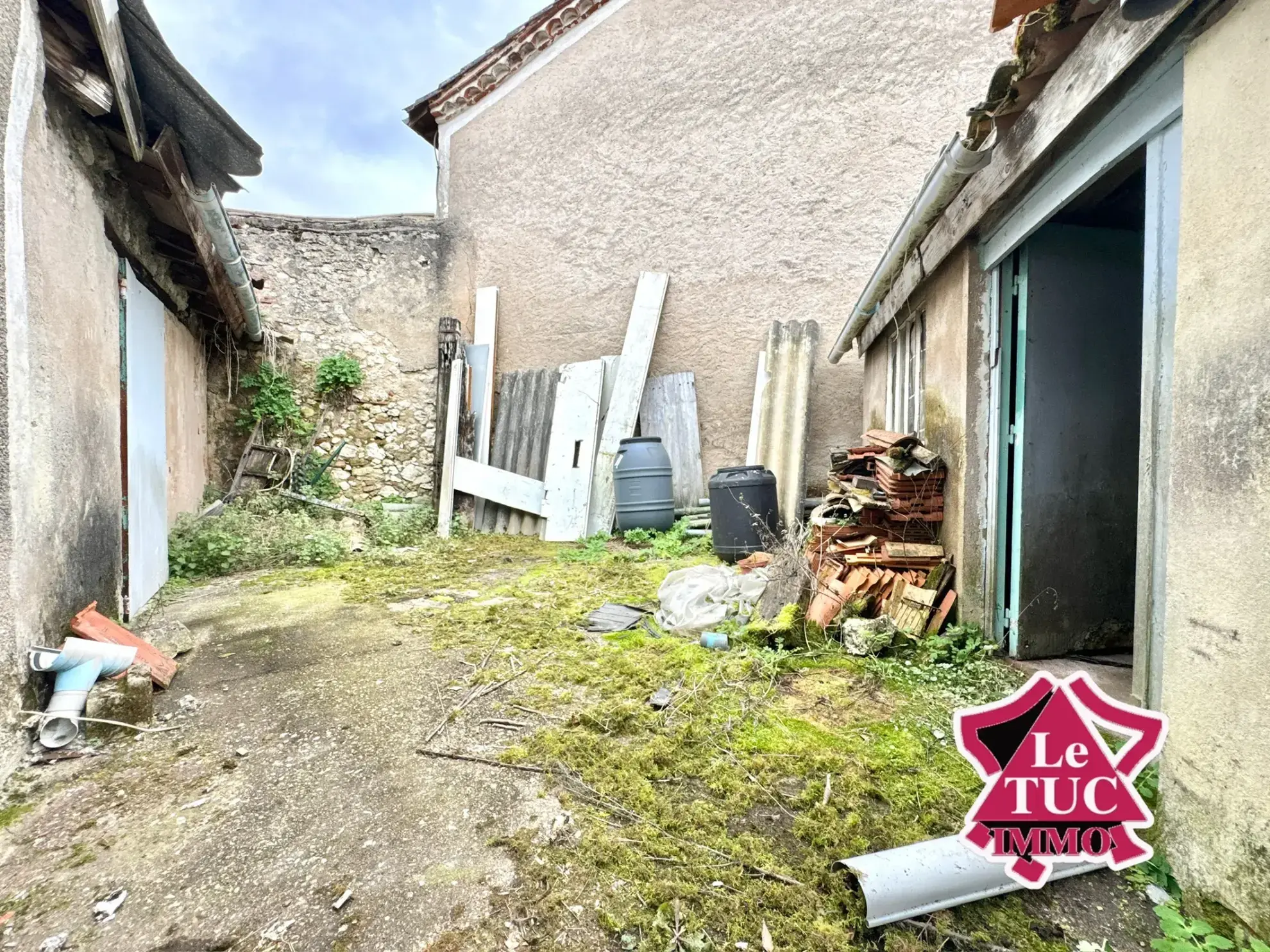 Maison en pierre à rénover avec cour et atelier à Penne d'Agenais 