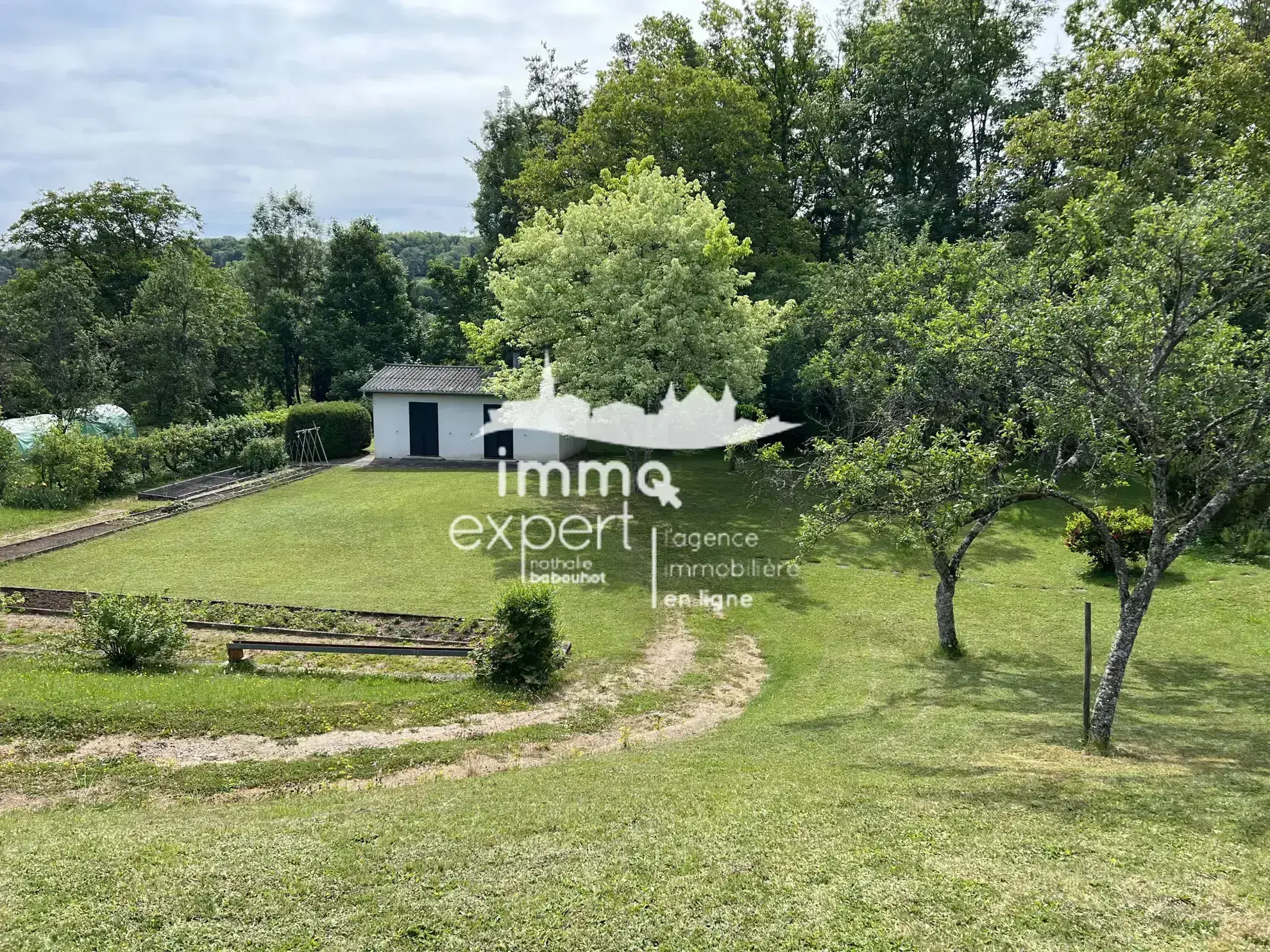 Terrain constructible de 1672 m² à Mirecourt avec maison de jardin en zone UC 