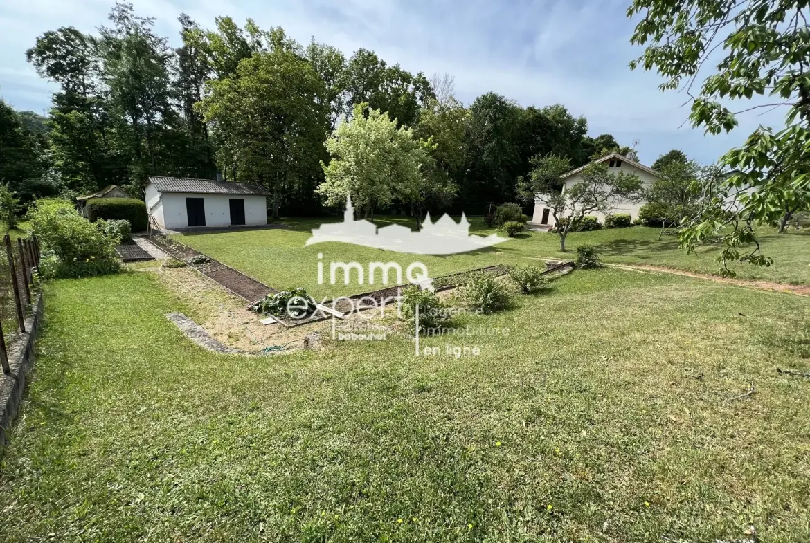 Terrain constructible de 1672 m² à Mirecourt avec maison de jardin en zone UC 