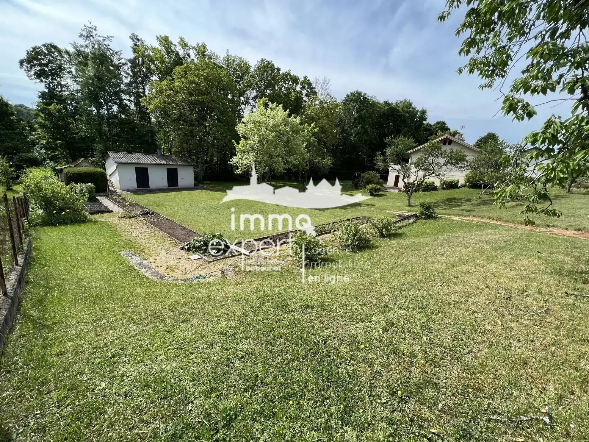 Terrain constructible de 1672 m² à Mirecourt avec maison de jardin en zone UC 