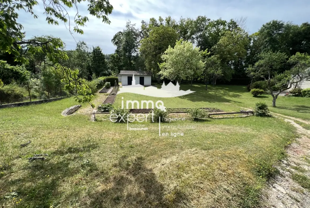 Terrain constructible de 1672 m² à Mirecourt avec maison de jardin en zone UC 