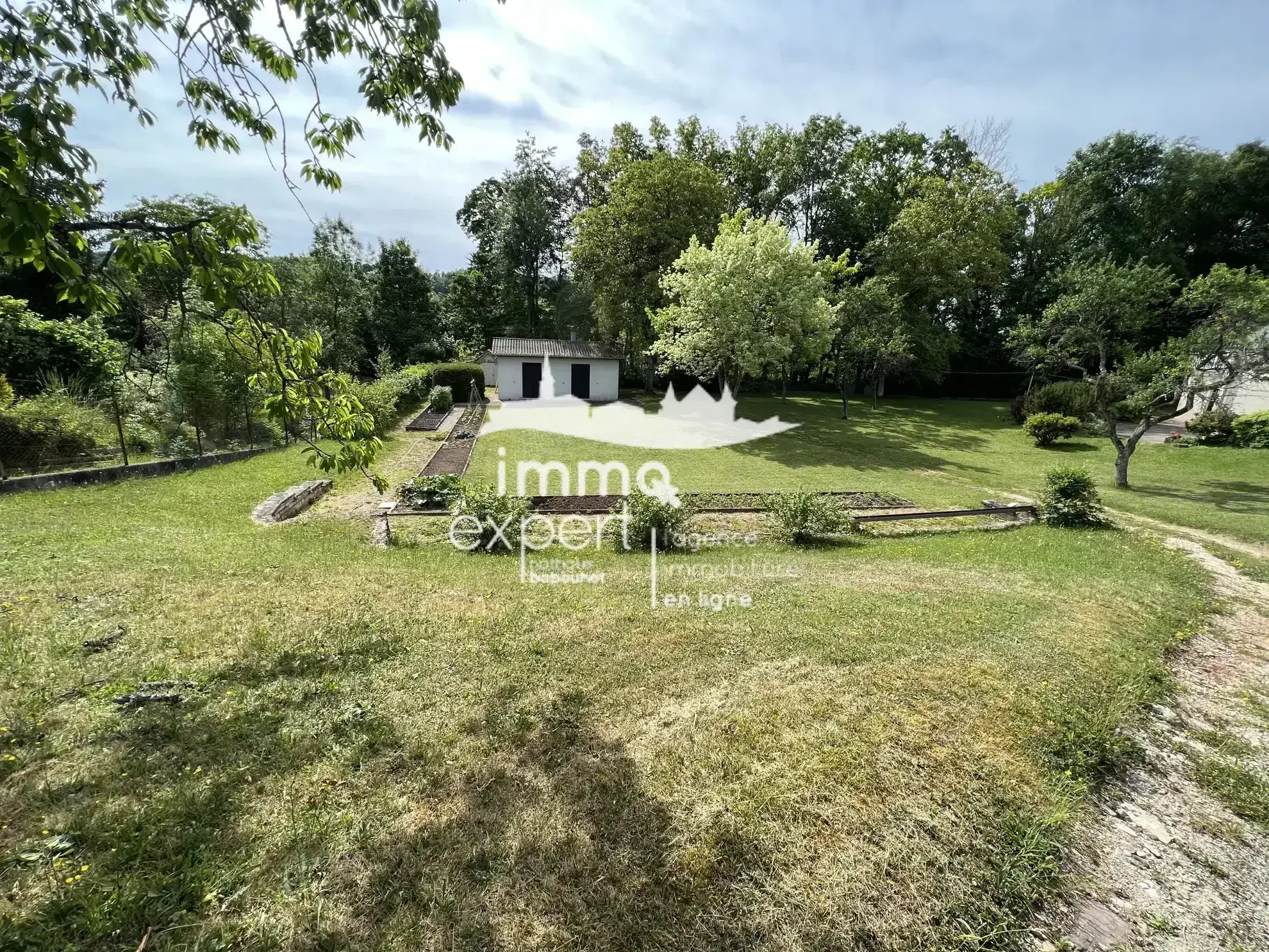 Terrain constructible de 1672 m² à Mirecourt avec maison de jardin en zone UC 
