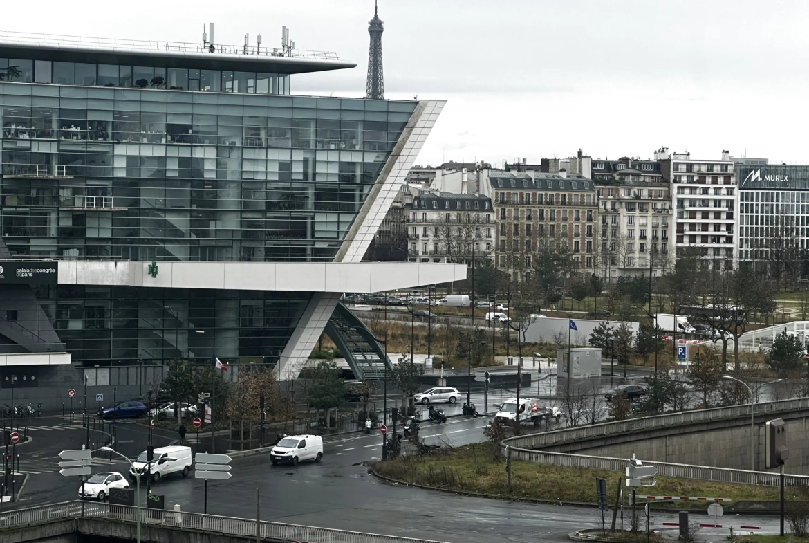 Studio rénové à Porte Maillot avec vue sur la Tour Eiffel et le Palais des Congrès 