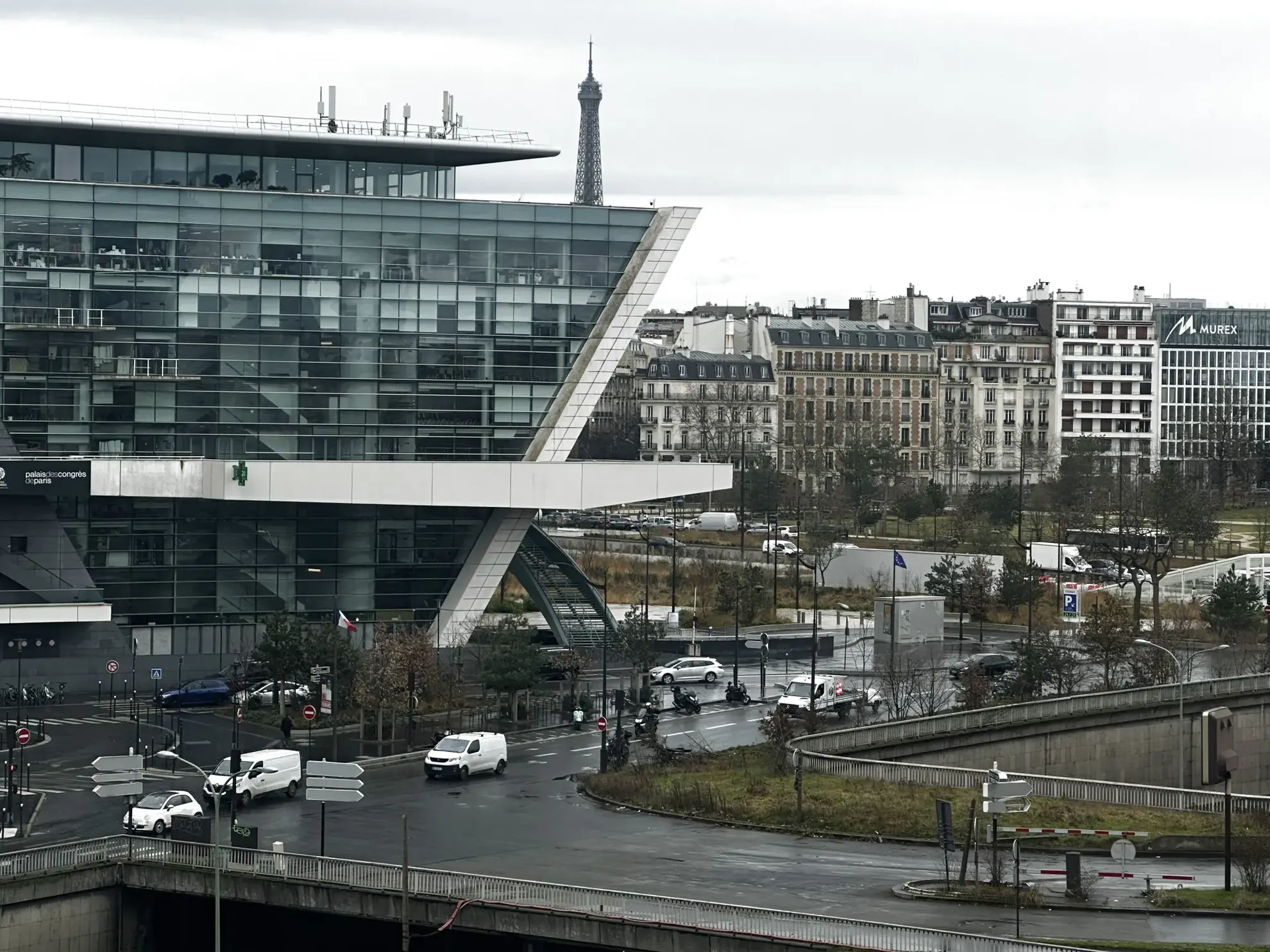 Studio rénové à Porte Maillot avec vue sur la Tour Eiffel et le Palais des Congrès 