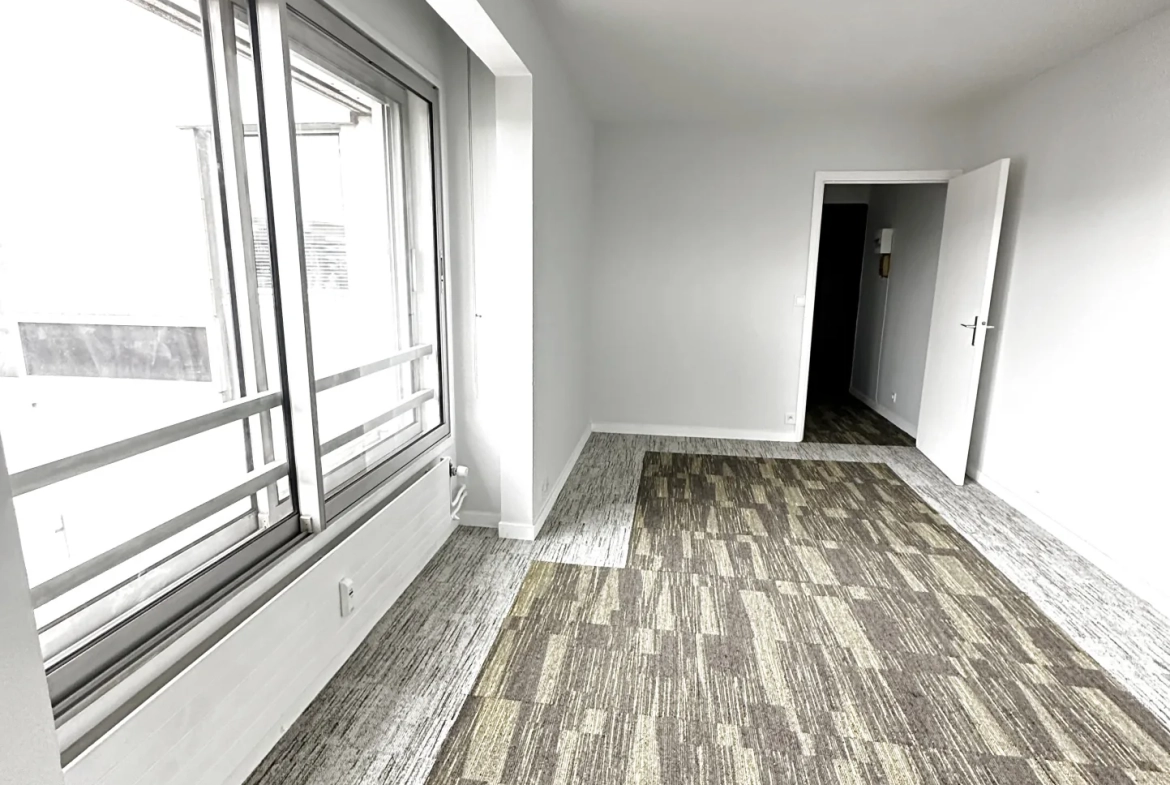Studio rénové à Porte Maillot avec vue sur la Tour Eiffel et le Palais des Congrès 
