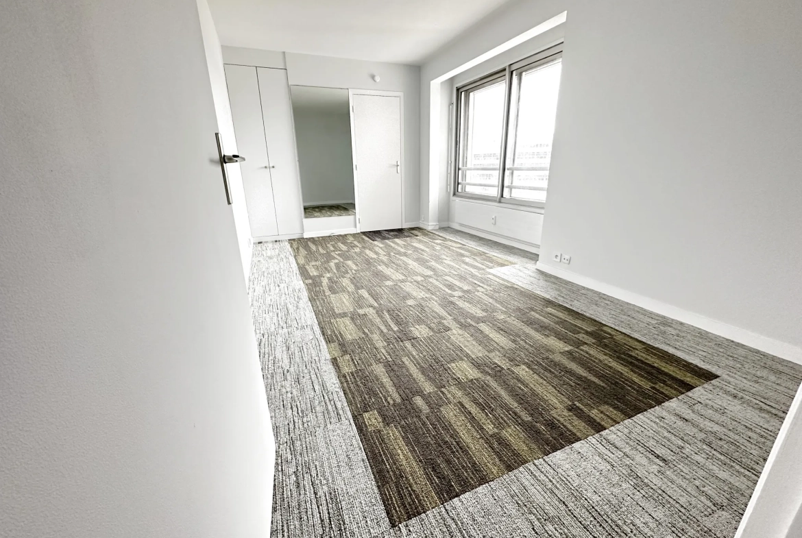 Studio rénové à Porte Maillot avec vue sur la Tour Eiffel et le Palais des Congrès 