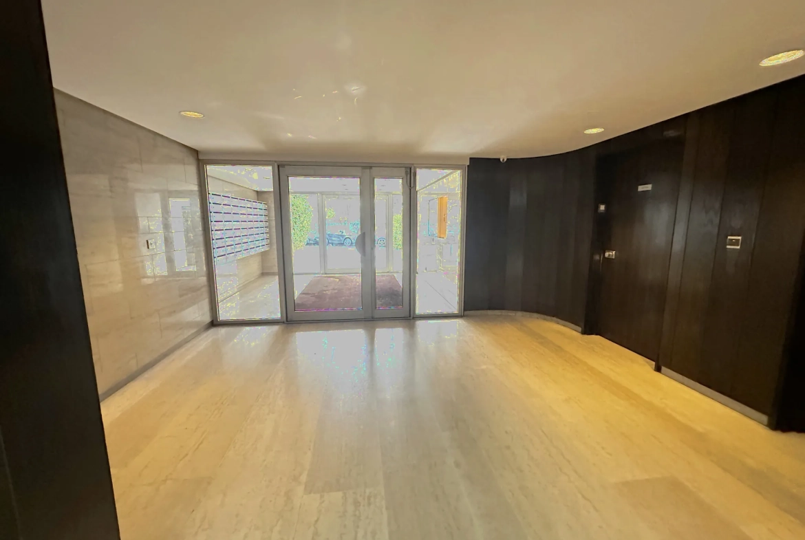 Studio rénové à Porte Maillot avec vue sur la Tour Eiffel et le Palais des Congrès 