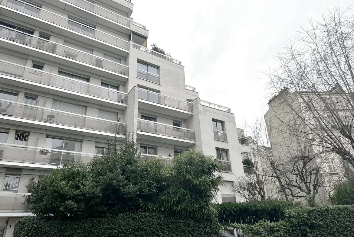 Studio rénové à Porte Maillot avec vue sur la Tour Eiffel et le Palais des Congrès 