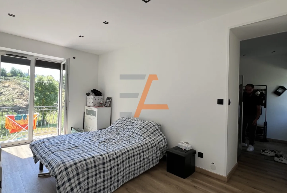 Maison individuelle à Saint Just Malmont, terrain de 438 m2, rénovée et à aménager 