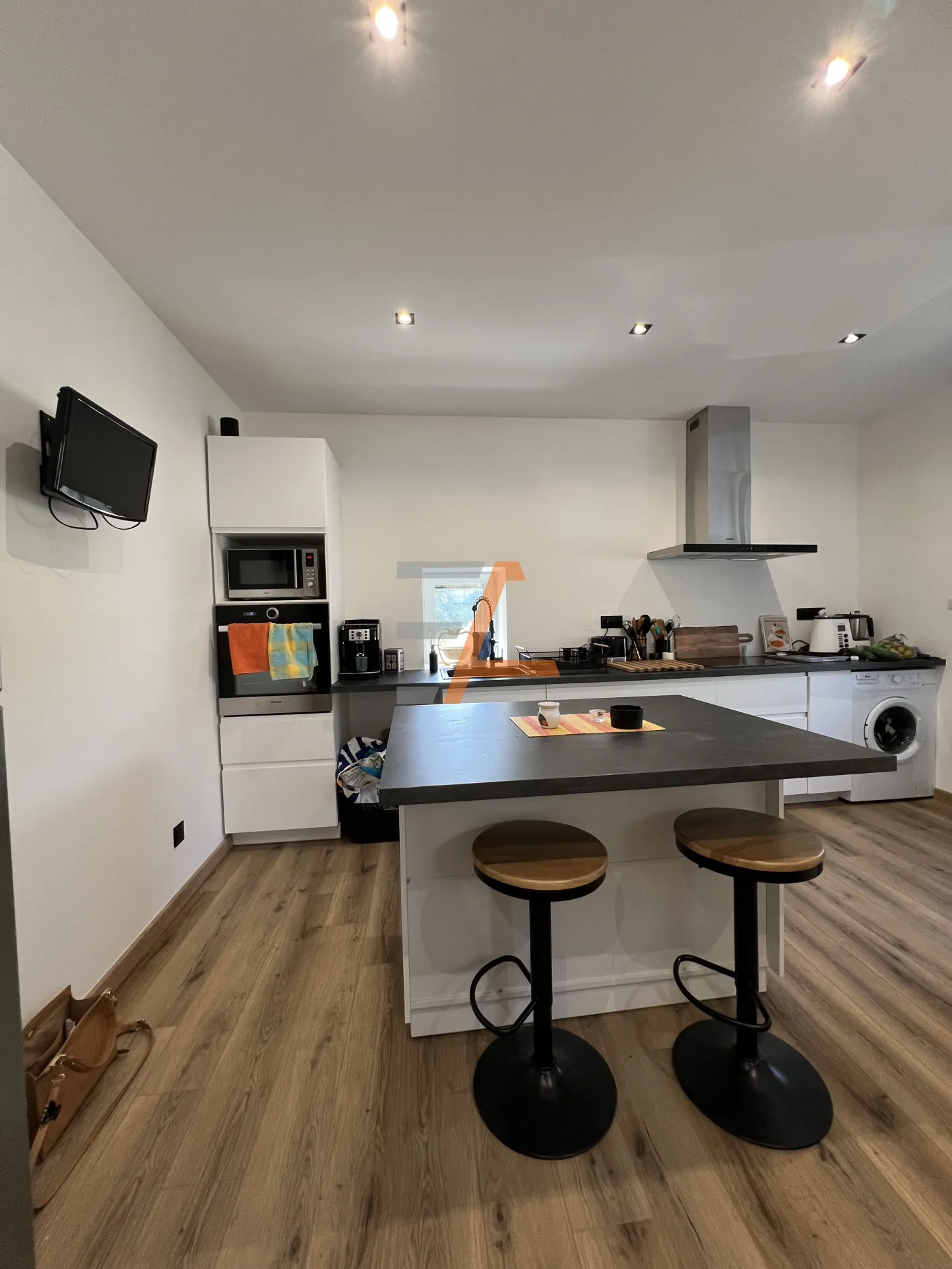 Maison individuelle à Saint Just Malmont, terrain de 438 m2, rénovée et à aménager 