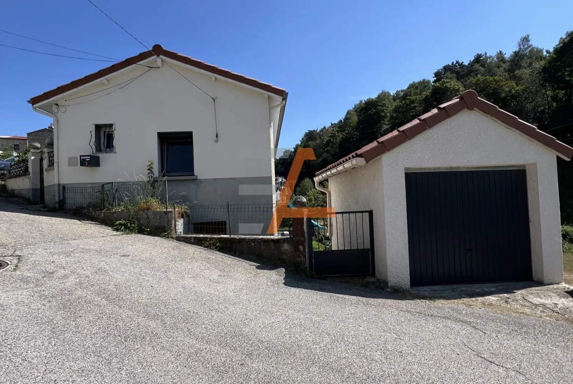 Maison individuelle à Saint Just Malmont, terrain de 438 m2, rénovée et à aménager 
