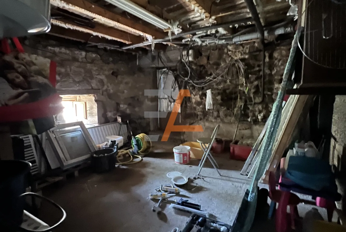 Maison individuelle à Saint Just Malmont, terrain de 438 m2, rénovée et à aménager 