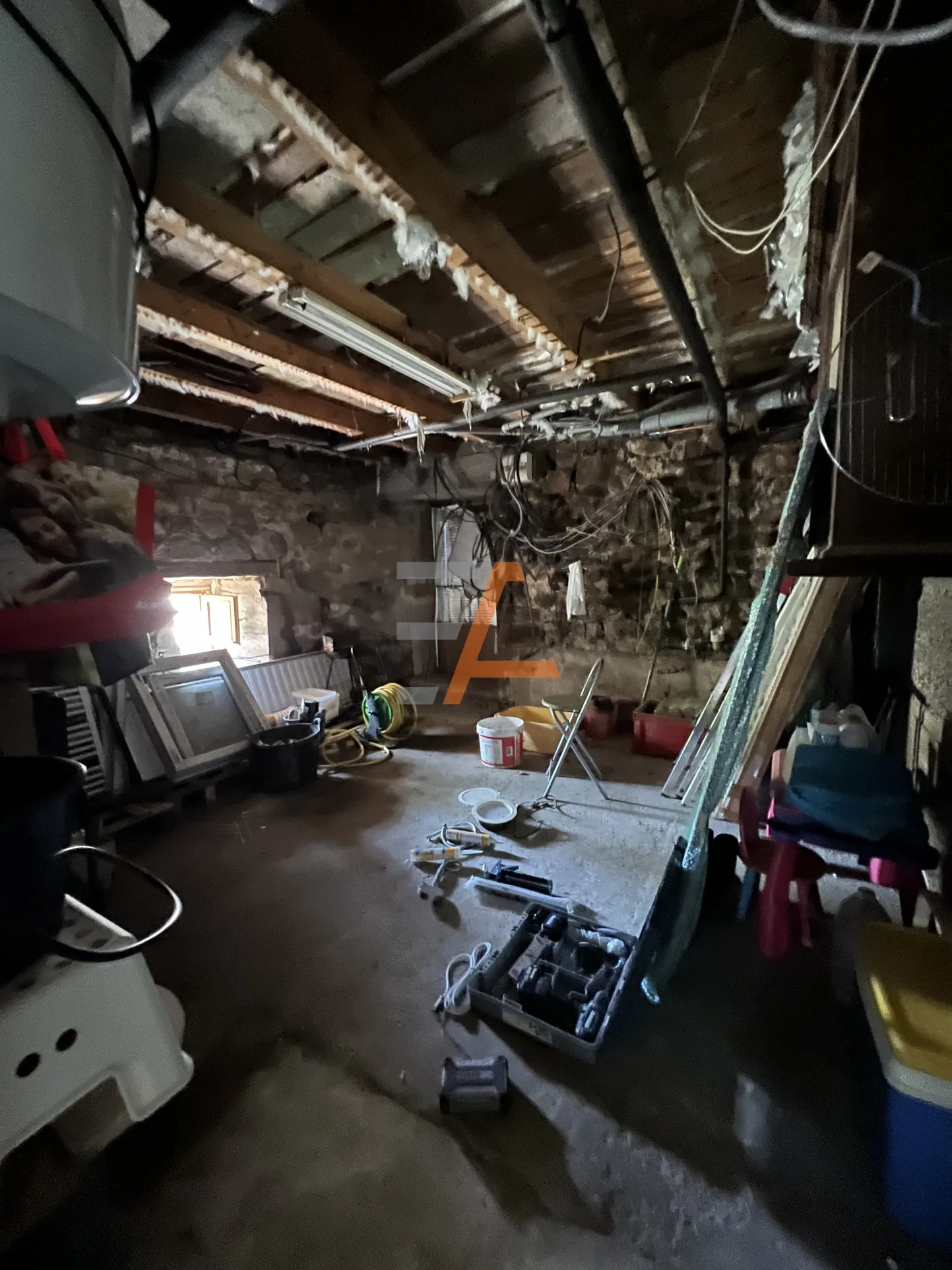 Maison individuelle à Saint Just Malmont, terrain de 438 m2, rénovée et à aménager 