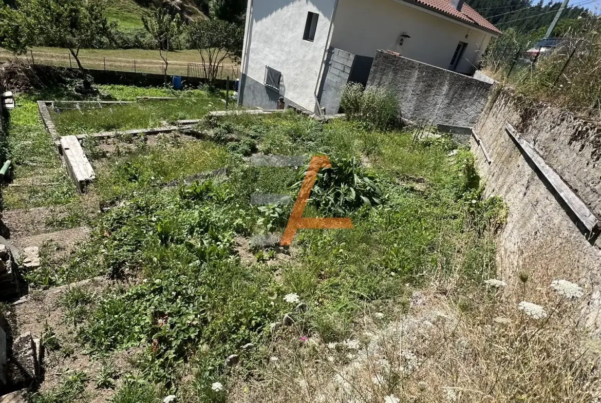 Maison individuelle à Saint Just Malmont, terrain de 438 m2, rénovée et à aménager 