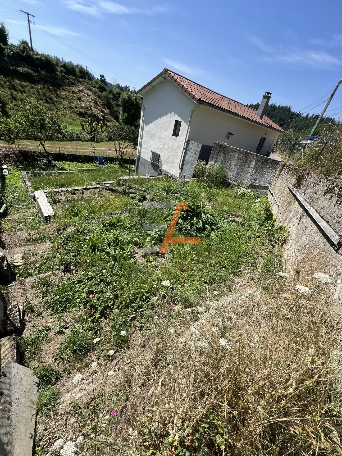 Maison individuelle à Saint Just Malmont, terrain de 438 m2, rénovée et à aménager 
