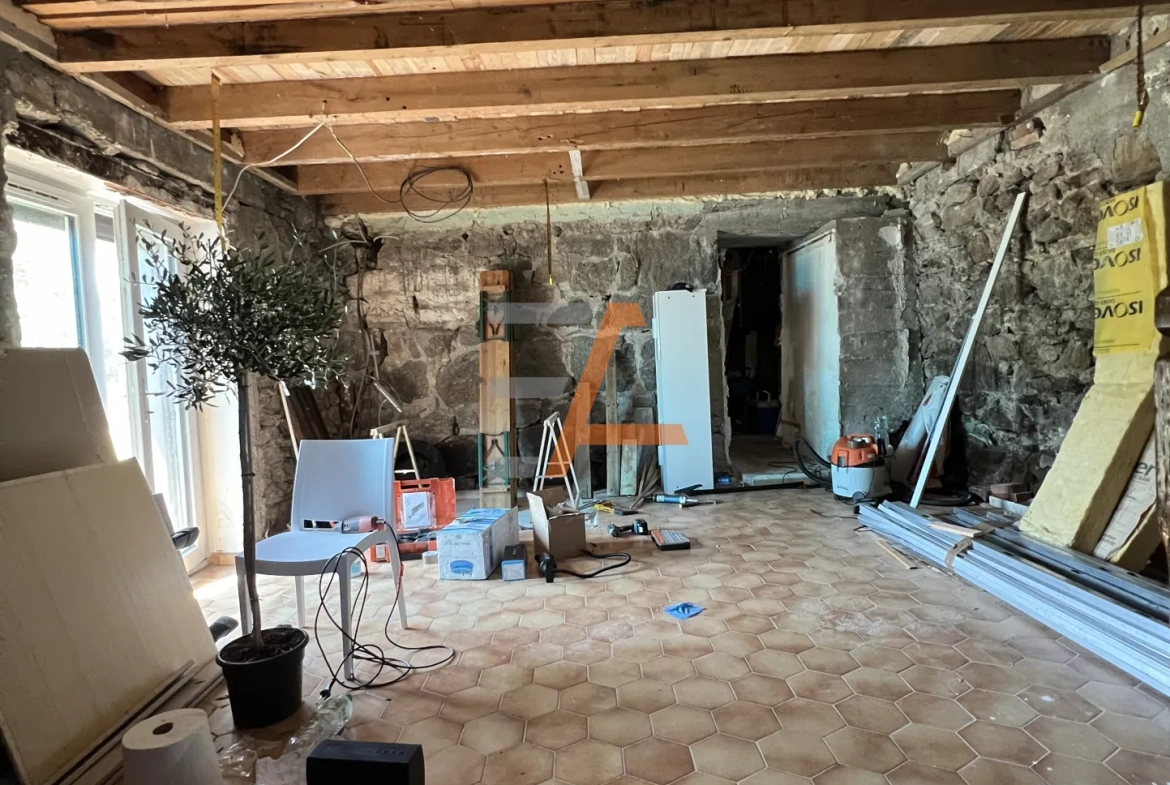 Maison individuelle à Saint Just Malmont, terrain de 438 m2, rénovée et à aménager 