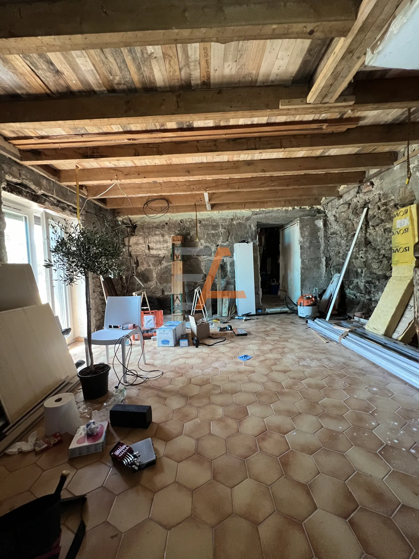 Maison individuelle à Saint Just Malmont, terrain de 438 m2, rénovée et à aménager 