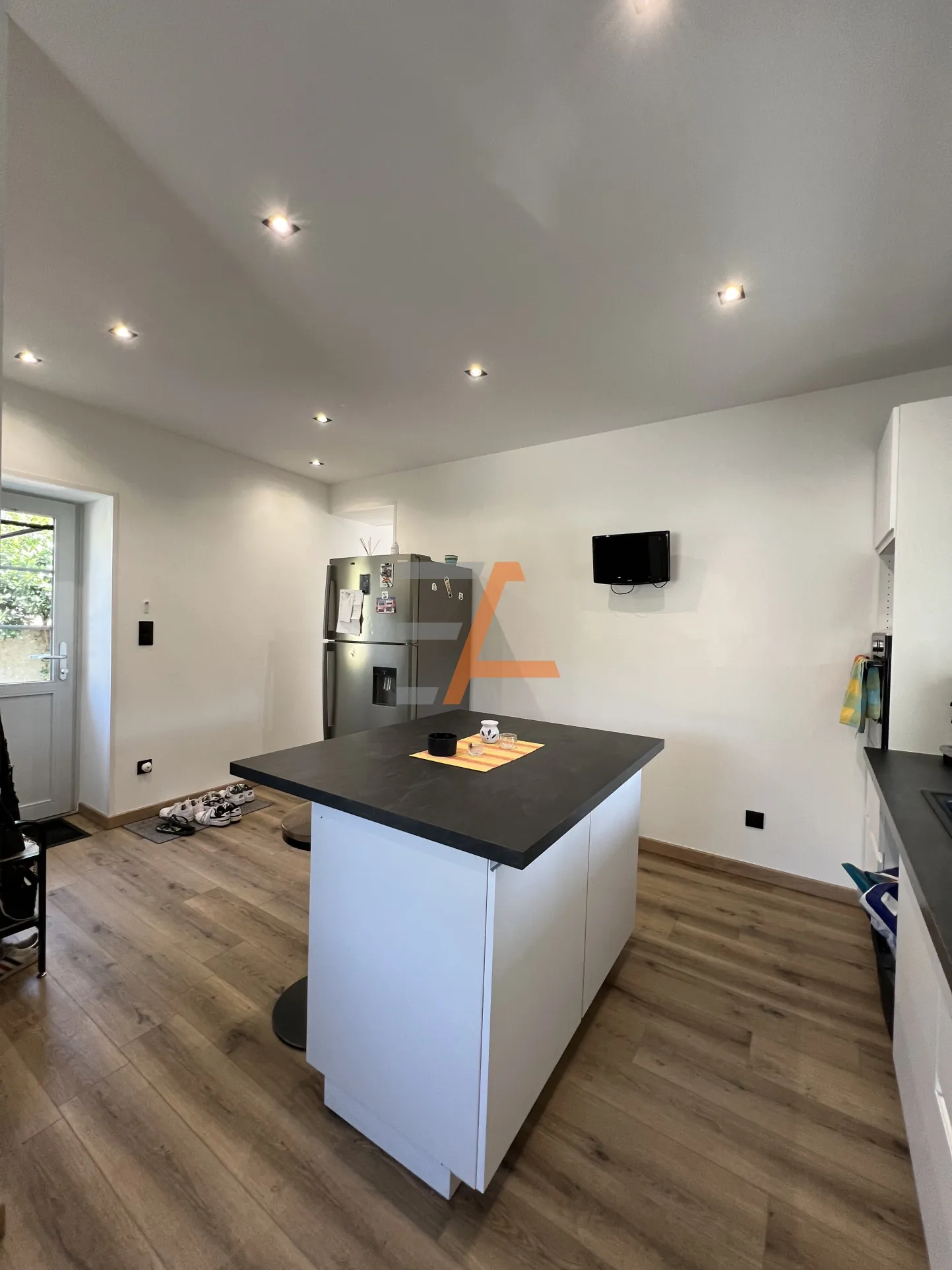 Maison individuelle à Saint Just Malmont, terrain de 438 m2, rénovée et à aménager 