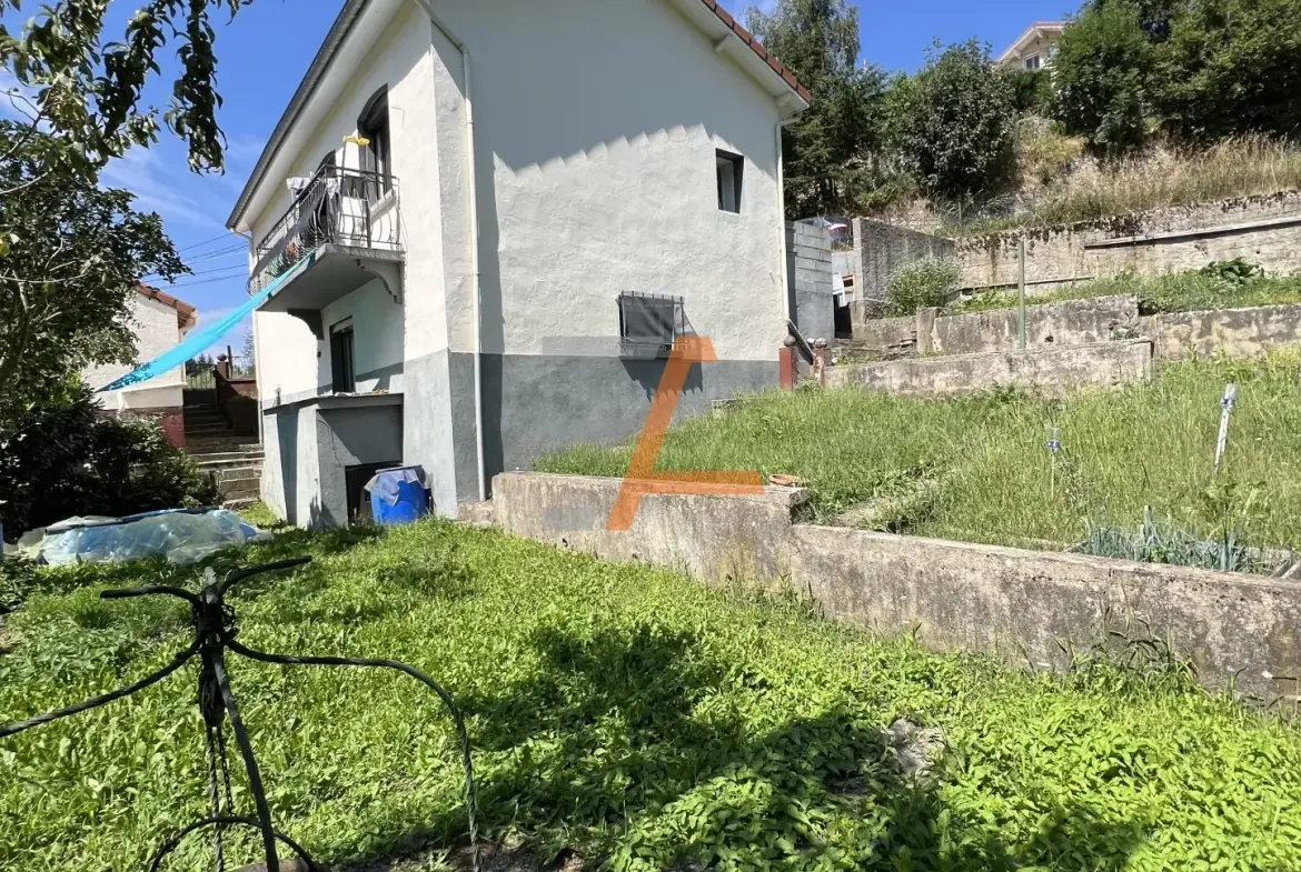 Maison individuelle à Saint Just Malmont, terrain de 438 m2, rénovée et à aménager 