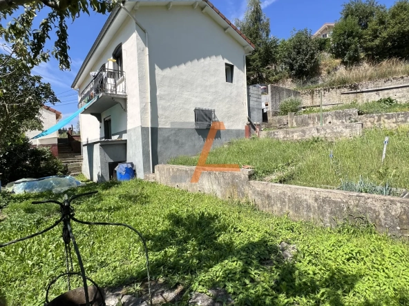 Maison individuelle à Saint Just Malmont, terrain de 438 m2, rénovée et à aménager