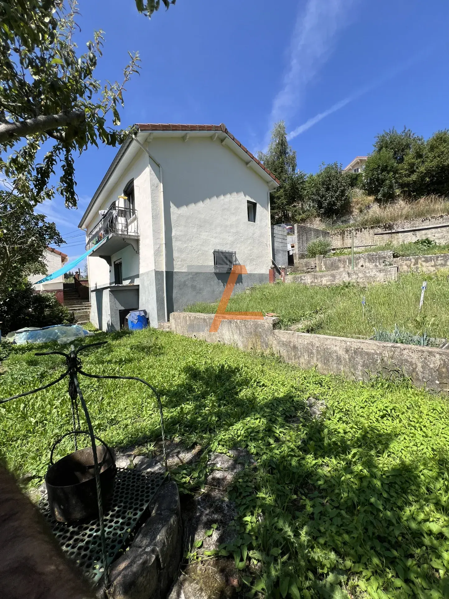 Maison individuelle à Saint Just Malmont, terrain de 438 m2, rénovée et à aménager 