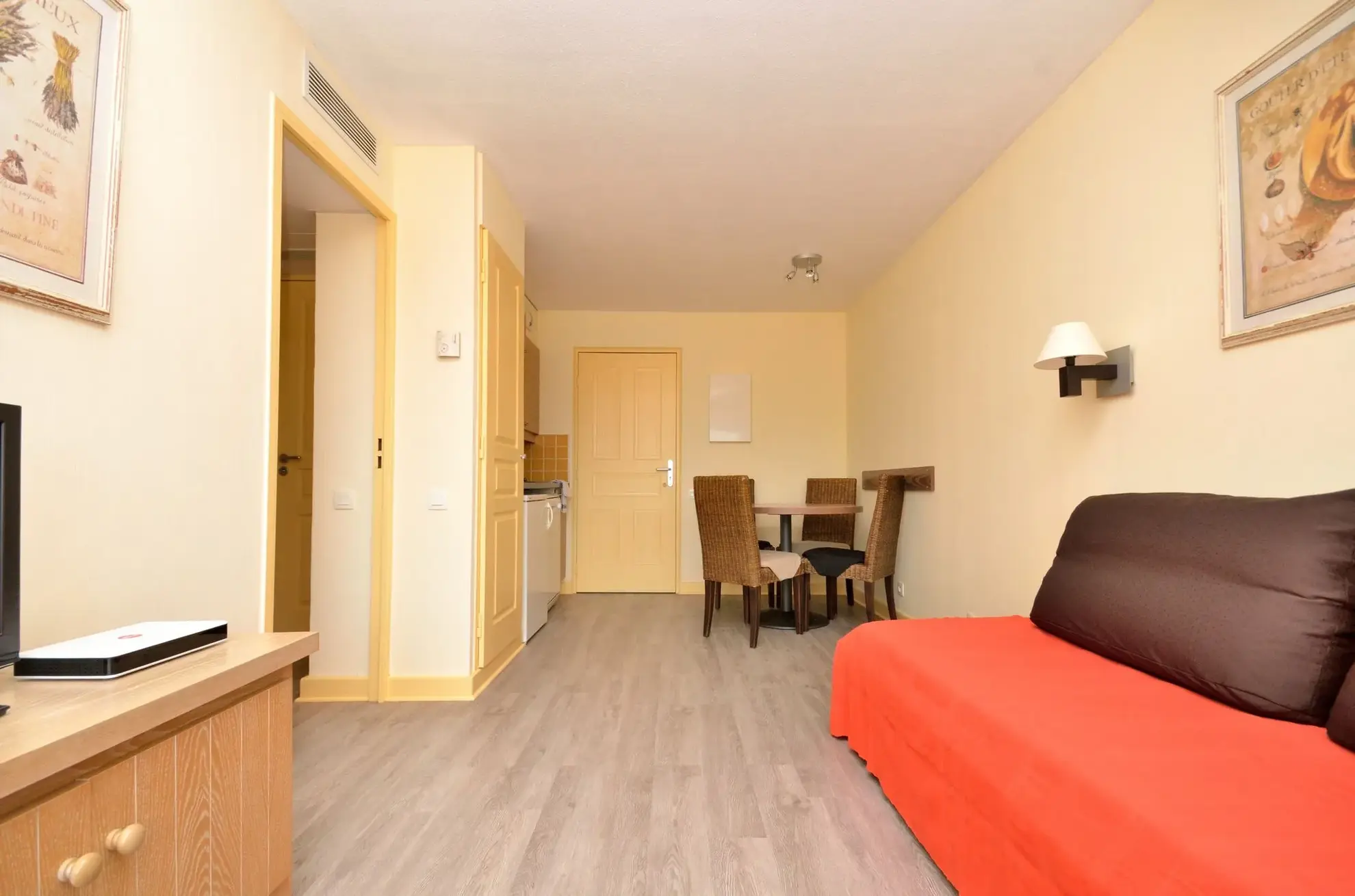 Appartement T2 avec terrasse, vue montagne, à Cannes la Bocca - Investissement idéal 