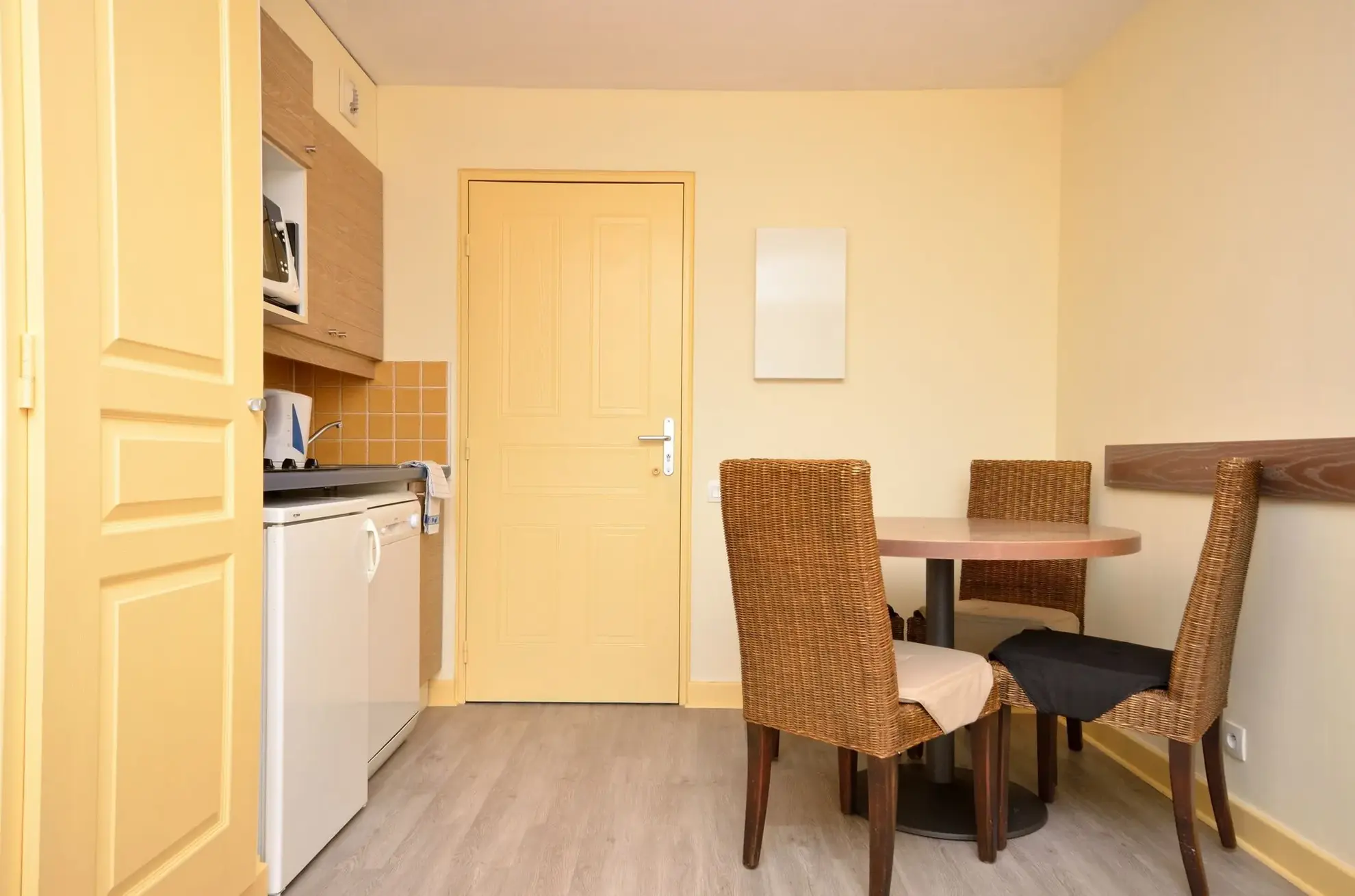 Appartement T2 avec terrasse, vue montagne, à Cannes la Bocca - Investissement idéal 