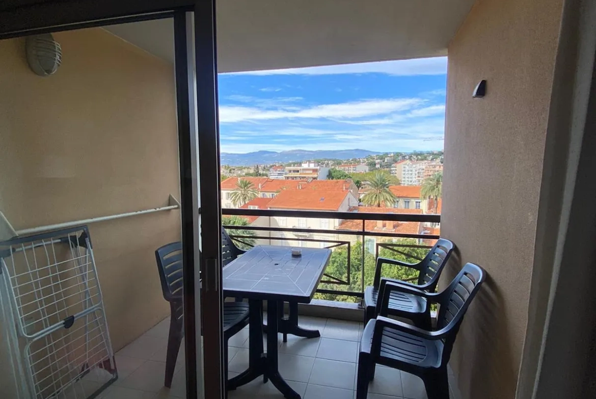 Appartement T2 avec terrasse, vue montagne, à Cannes la Bocca - Investissement idéal 