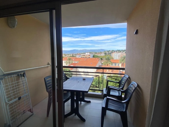 Appartement T2 avec terrasse, vue montagne, à Cannes la Bocca - Investissement idéal