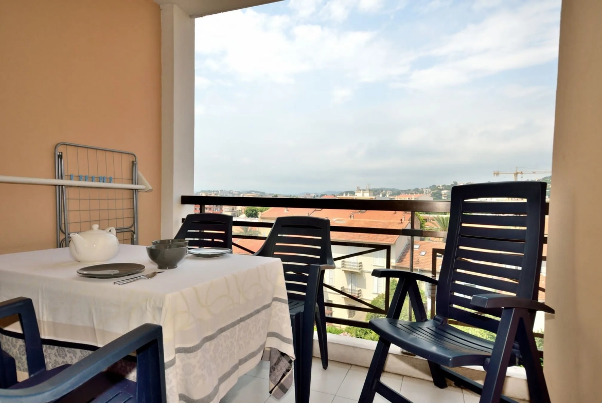 Appartement T2 avec terrasse, vue montagne, à Cannes la Bocca - Investissement idéal 
