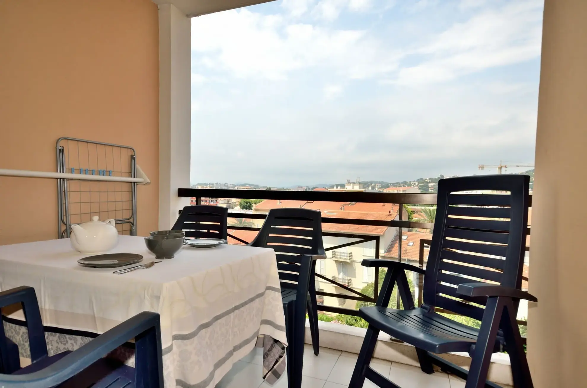 Appartement T2 avec terrasse, vue montagne, à Cannes la Bocca - Investissement idéal 